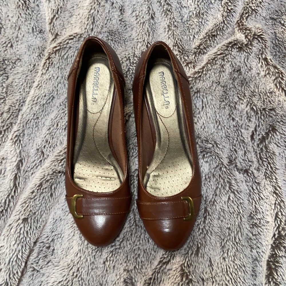 Sophisticated Brown Mini Heels with gold buckle - Picture 3 of 7